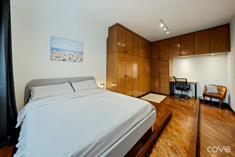 Master ensuite room with a queen bed and a wall of wardrobes at Balestier Regency