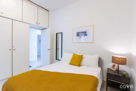Standard room with a queen bed and built-in wardrobes at Kim Sia Court in Orchard