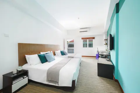 Studio with a queen bed and a desk at D'Arena