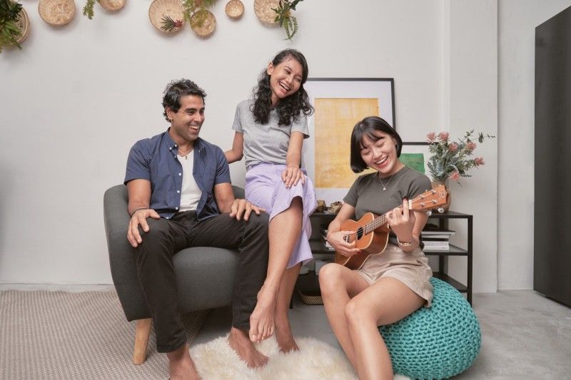 3 friends enjoying the ukulele